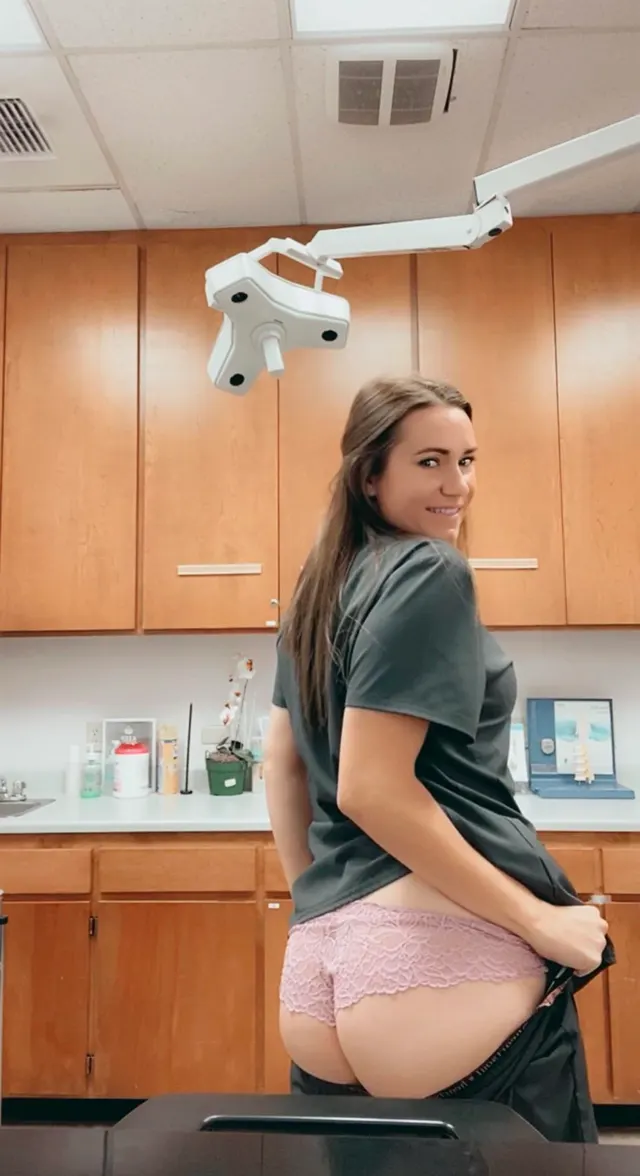 Everyone loves a booty in scrubs 😏