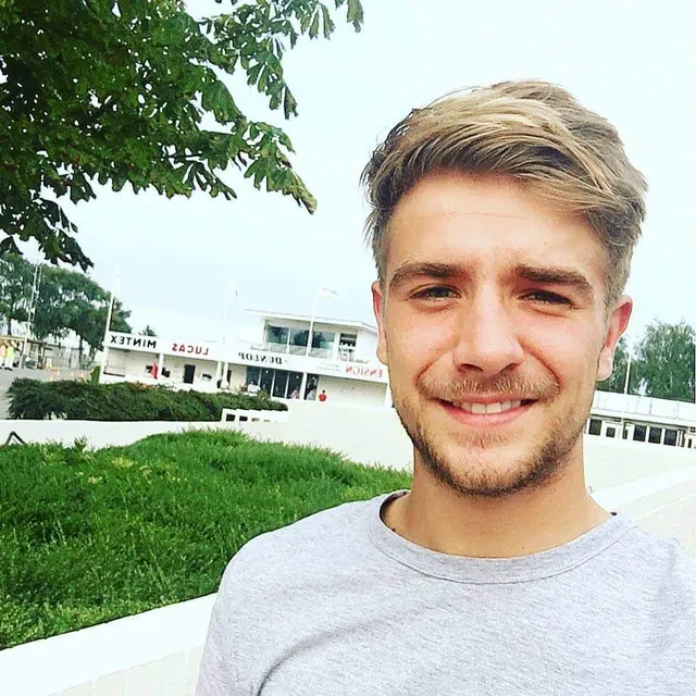 I have always been conscious than my nose is a little crooked and the tip goes to one side. I'm learning to accept all my faults though. I honestly felt cute in this pic.