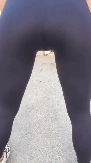 U can see my tight wet pussy lips thru these leggings 🤗💦💦