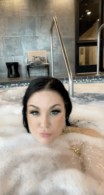 Hotel pool 🏊‍♀️