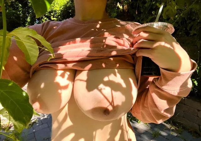 One day closer to Friday. I can taste the weekend ☀️