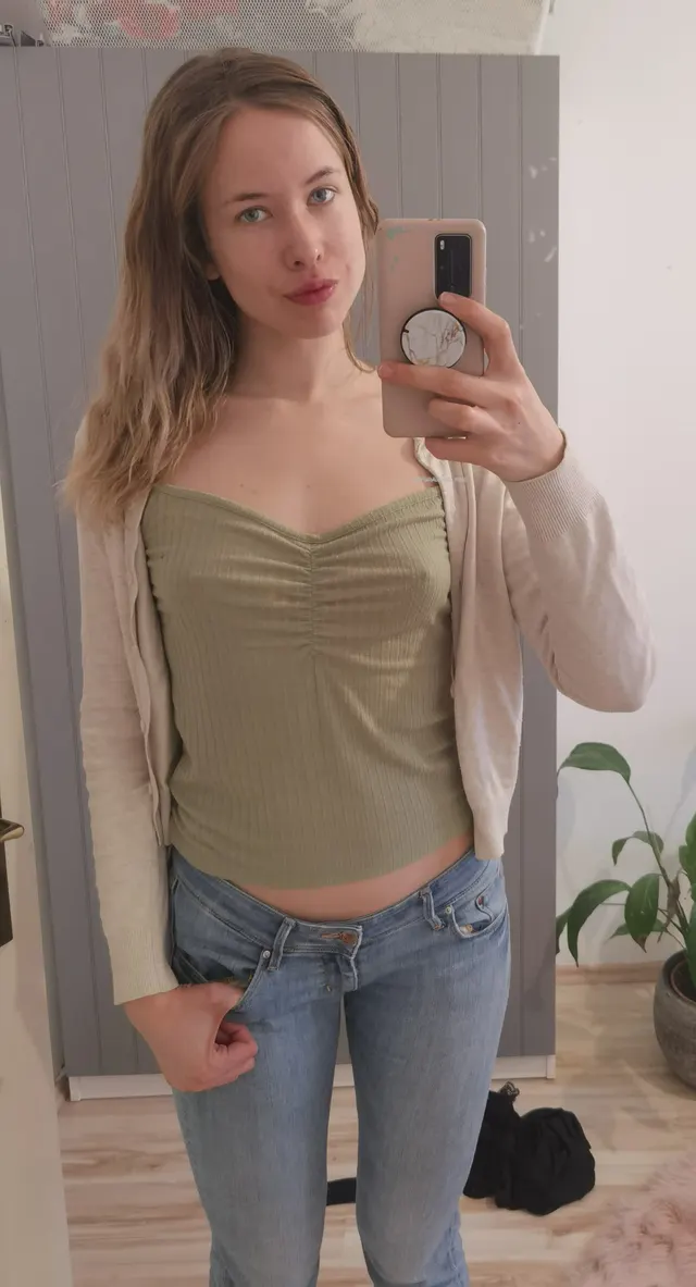 Casual outfit without bra