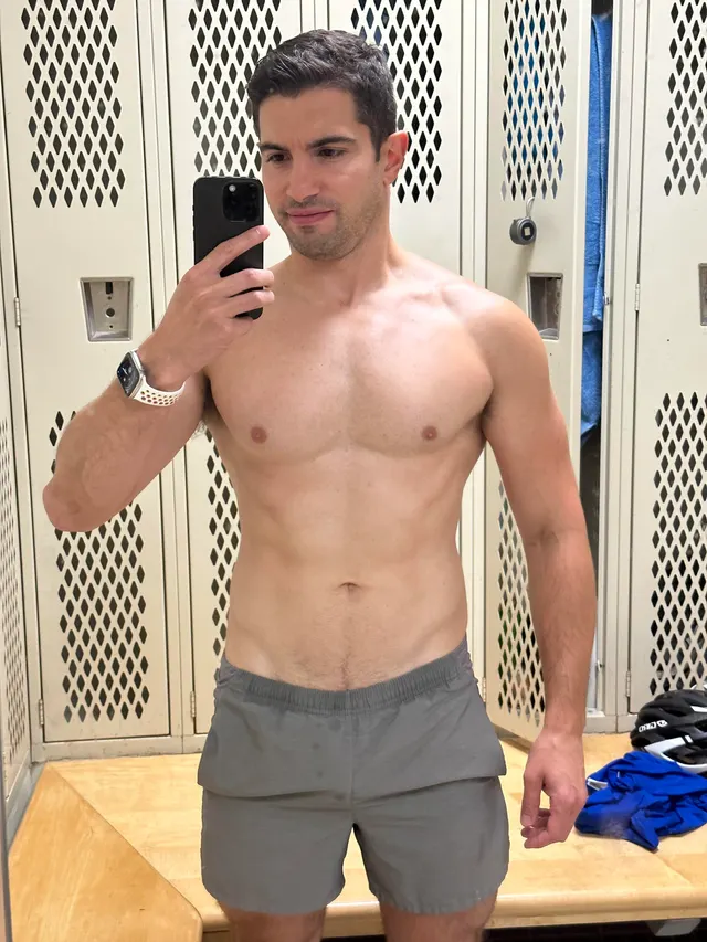 Getting started early on my New Year’s resolution to be more body positive! Nervously presenting: my first ever shirtless photo