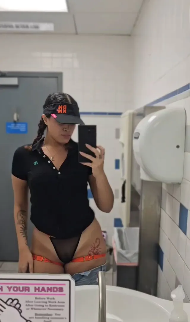 This is what latina Dunkin employees are hiding under their uniform