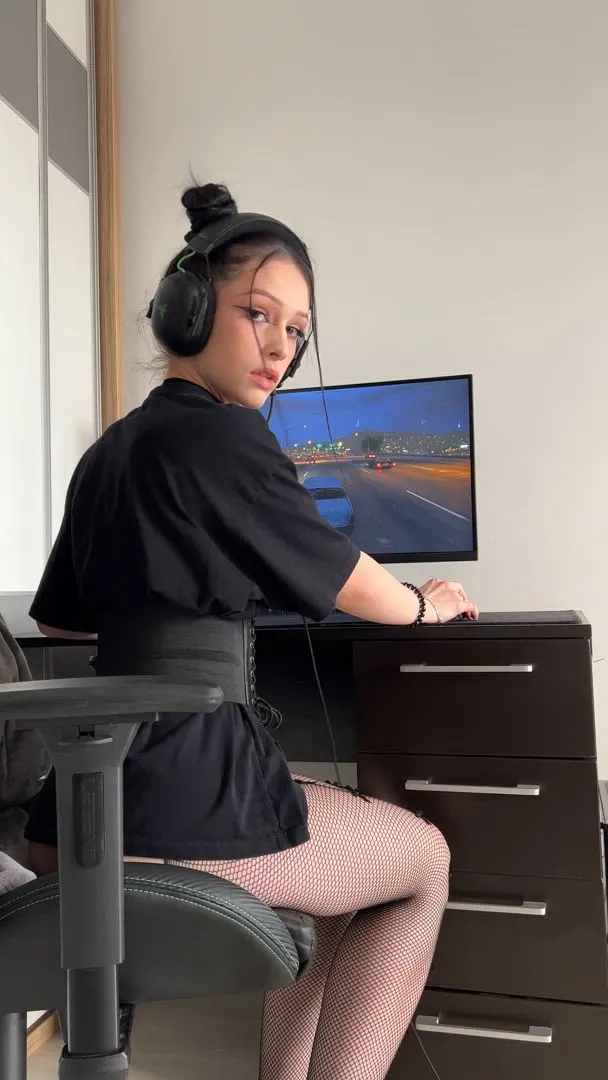 Getting naughty while gaming🖤🎮