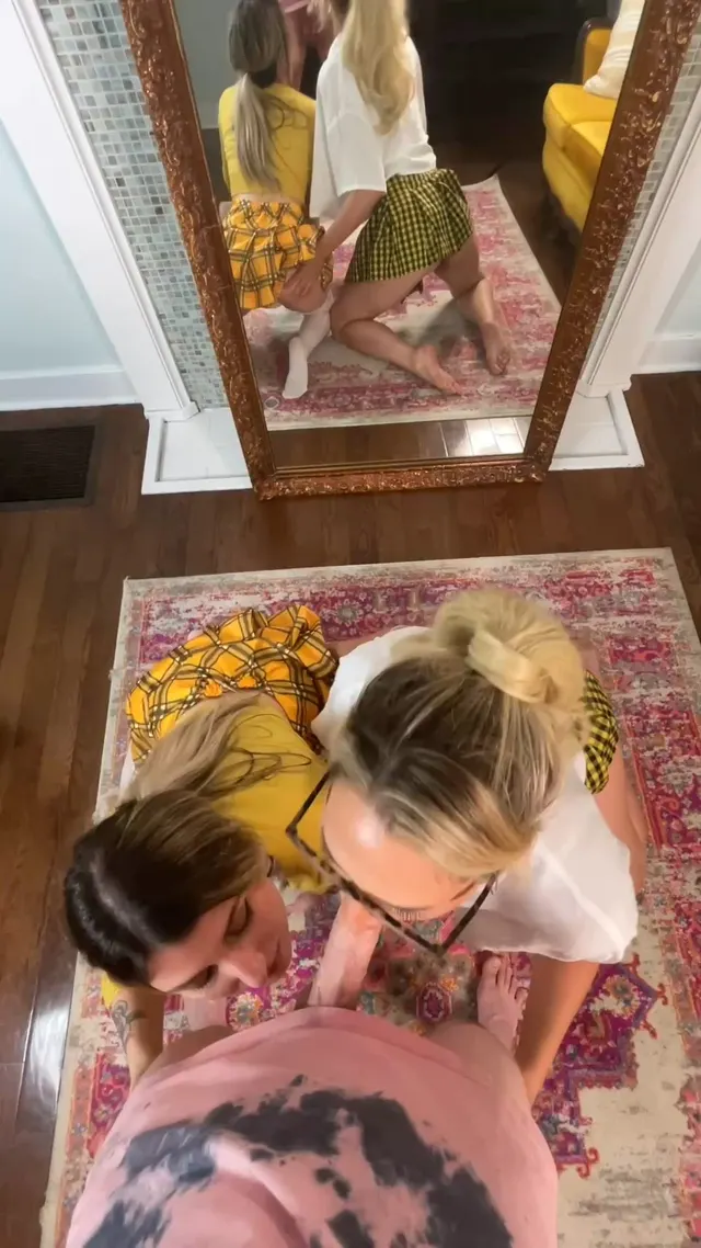 Sucking cock with friends is the best