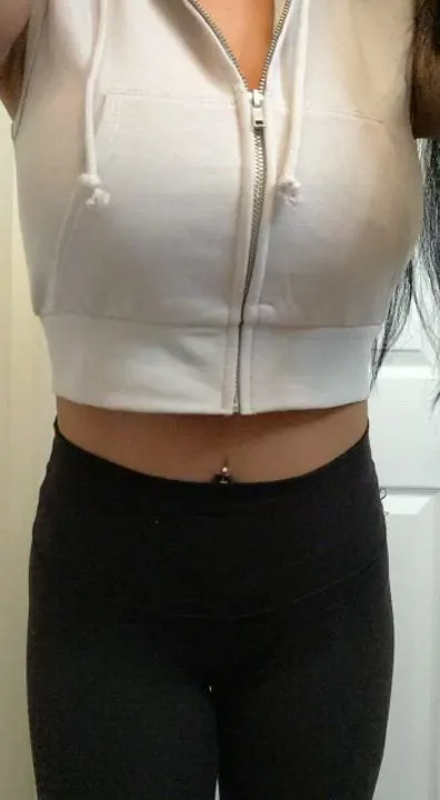 Going grocery shopping with no bra😏