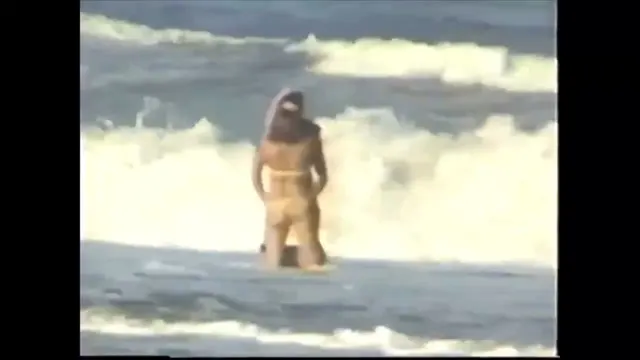 Turns out sex & flashing at the beach draws a crowd