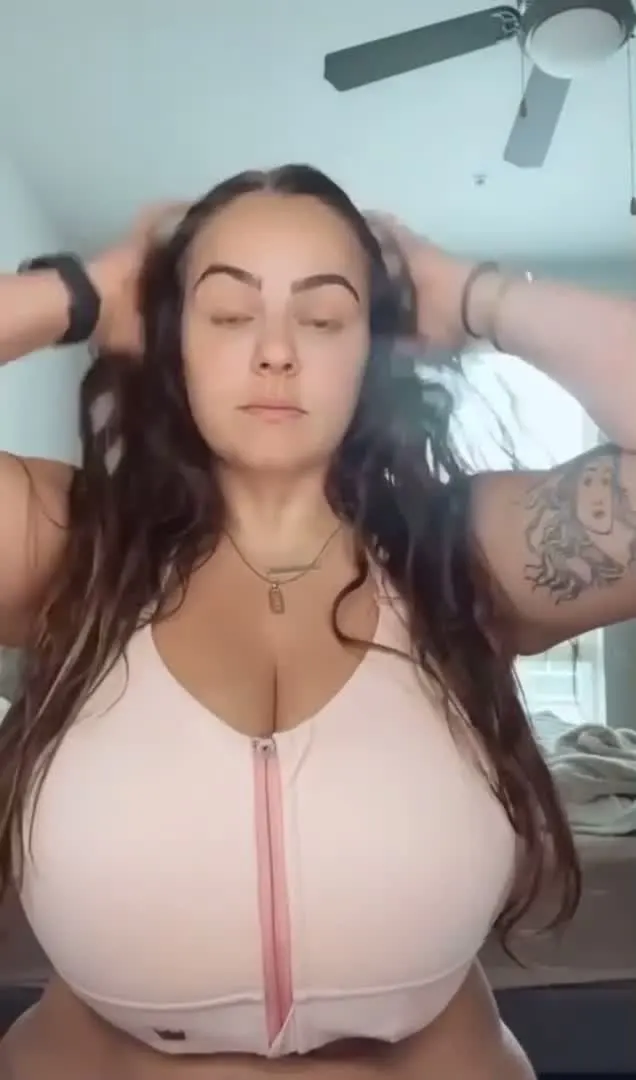 Shelby_mariexox is insanely busty