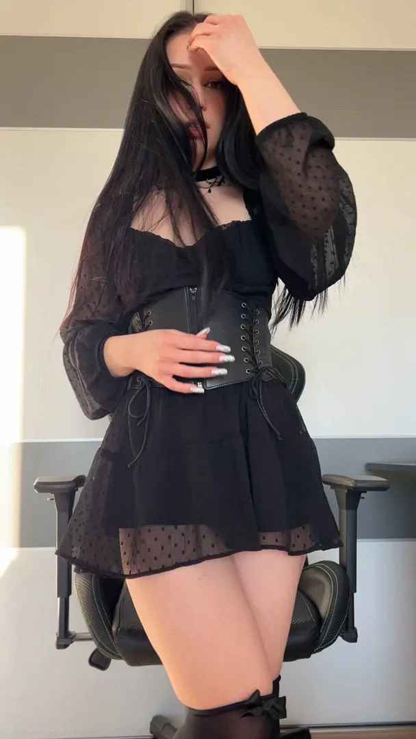 Goth slut ready to be a goth gf🖤