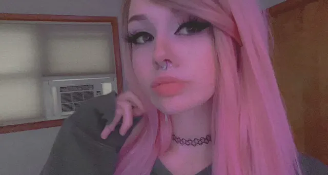 sucking the cum off of my fingers 💘