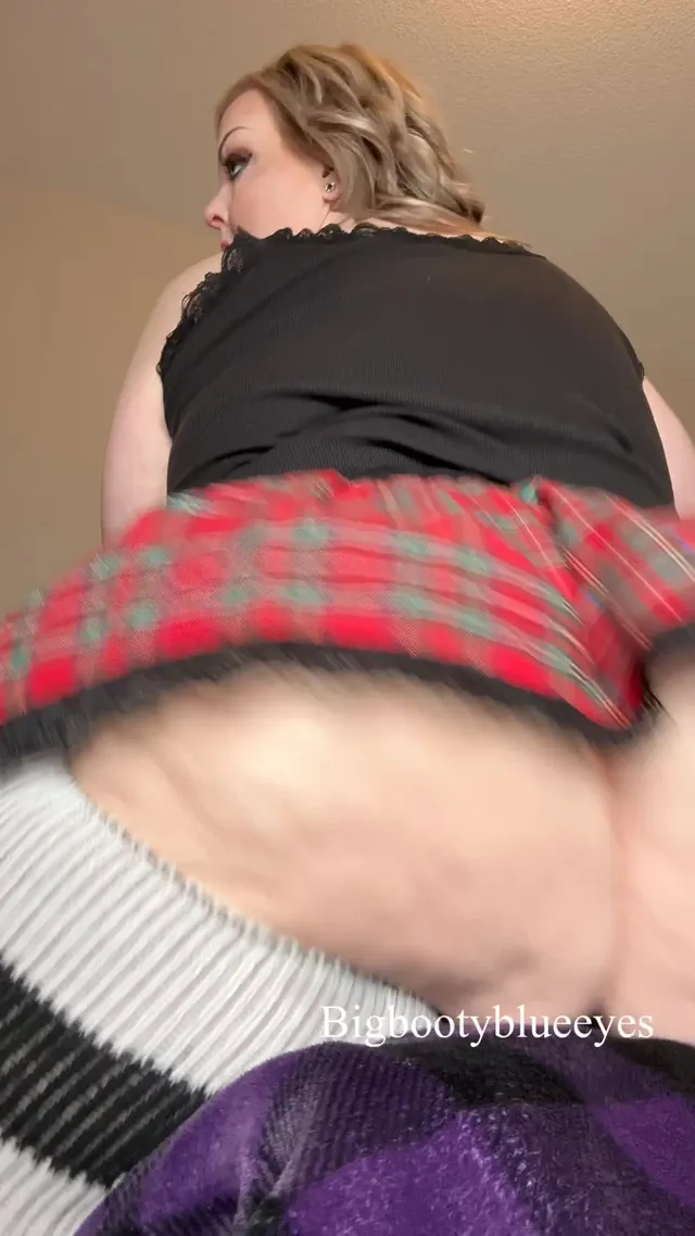 Oops. My coochie fell out 🤷🏼‍♀️