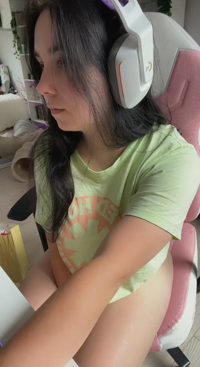 I’ve heard you’re looking for a thick gamer girl… Here I am!