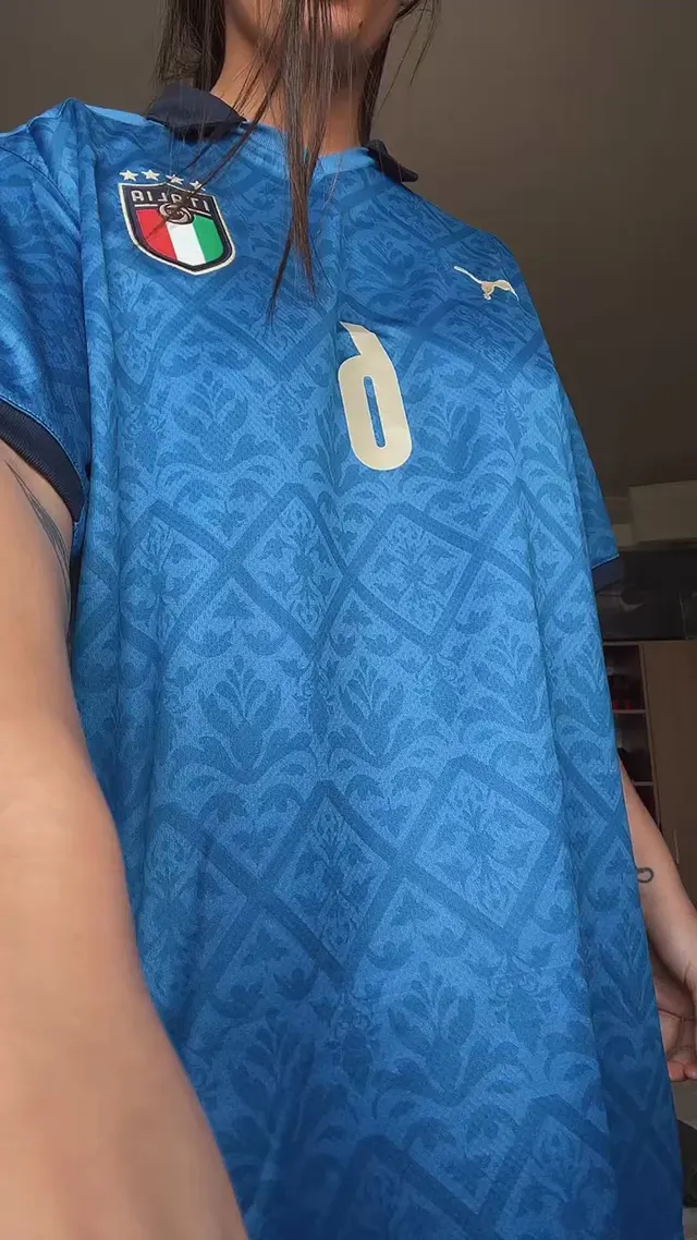 Italian girl big natural boobs reveal