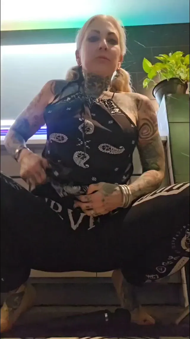 I'm masturbating to/for the men of r/metalgirls