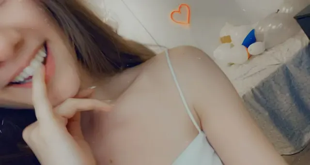 Live on MFC.im/SamanthaHayes for a Balloon Pop Prize Party to celebrate my half birthday <3 come hang out!