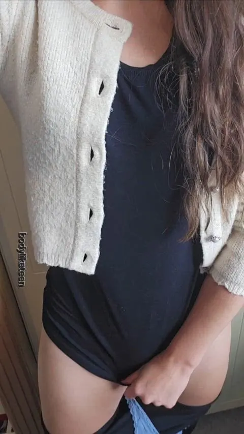 My pussy is so grooly and its dripping on my thighs.. I can't handle alone with it.. would you help me to clean this mess babe ;d