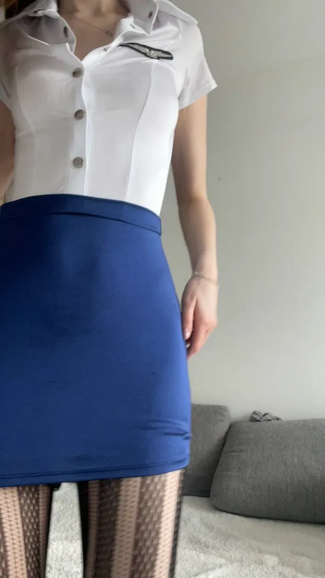 Didn't wear panties under her skirt