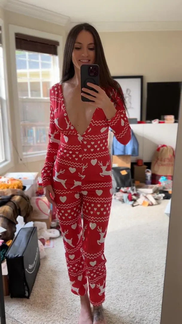 A little break from wrapping presents to unwrap my tits for you. Merry Christmas Eve! (F41)