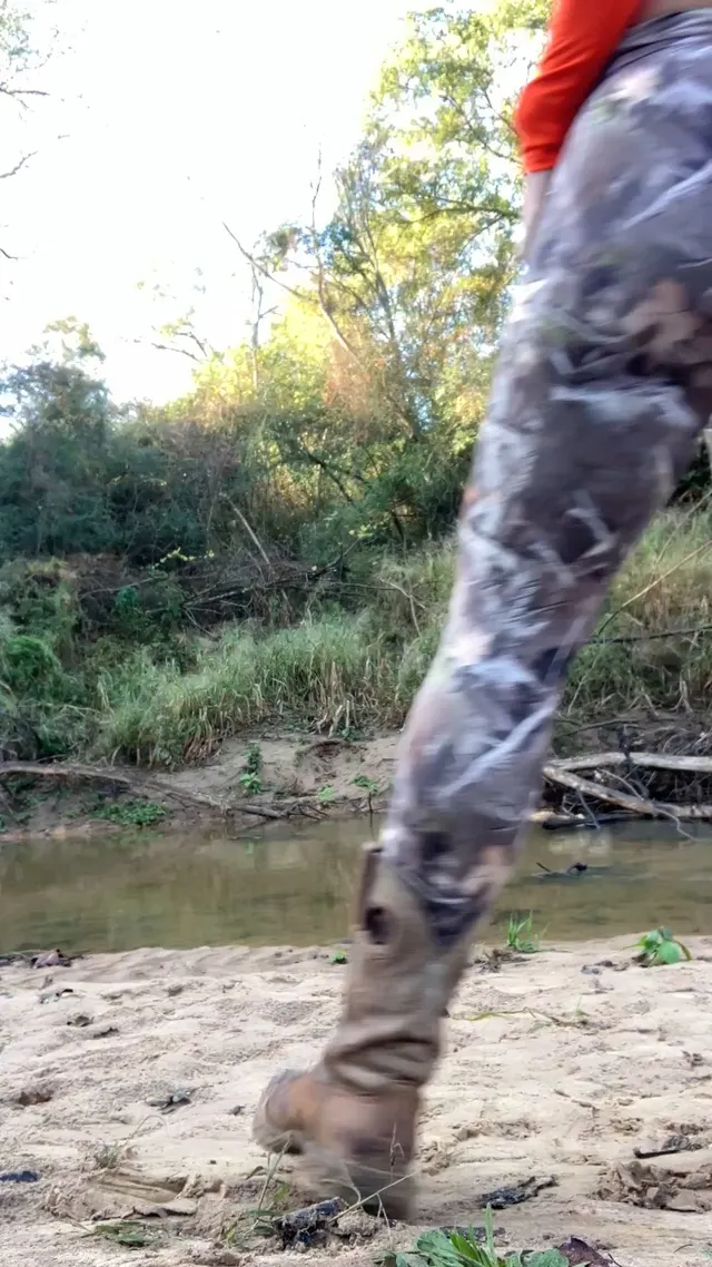 Does a hotwife pee in the woods