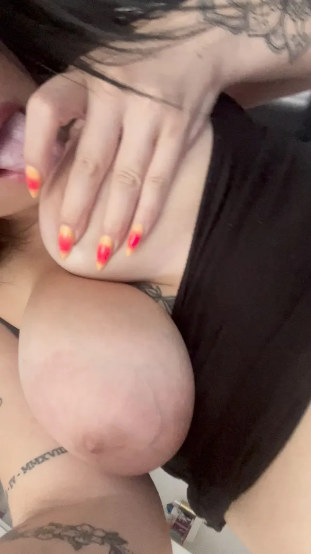 Sucking my nipples always gets me so horny 👅 try it