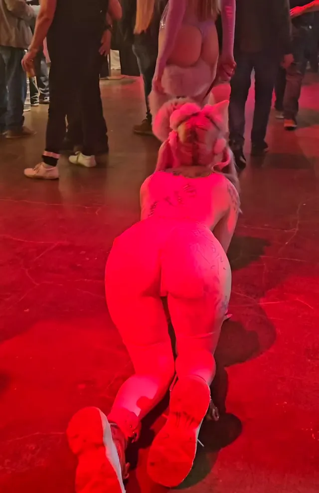 Getting dragged in leash in the middle of random people makes me too horny~ 😳 