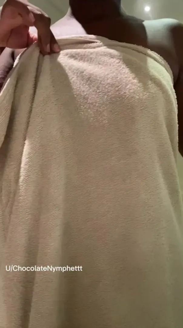 Put your cock between my brown boobs😩