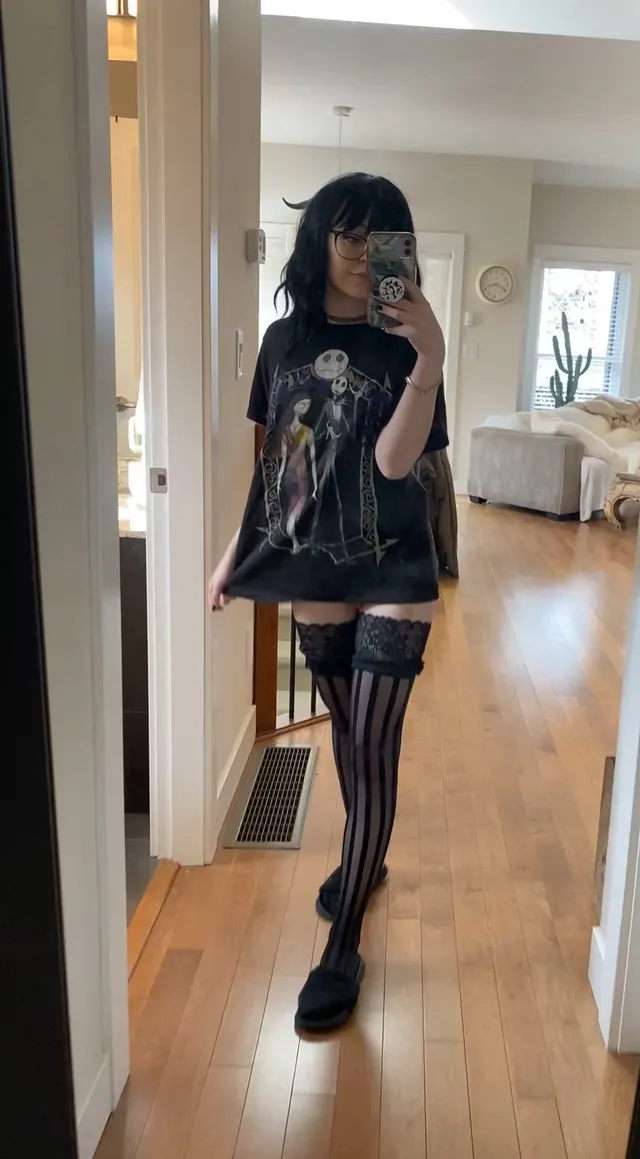 Single goth nerd who still looks like this at 32, would we be fucking anyway? 🤔