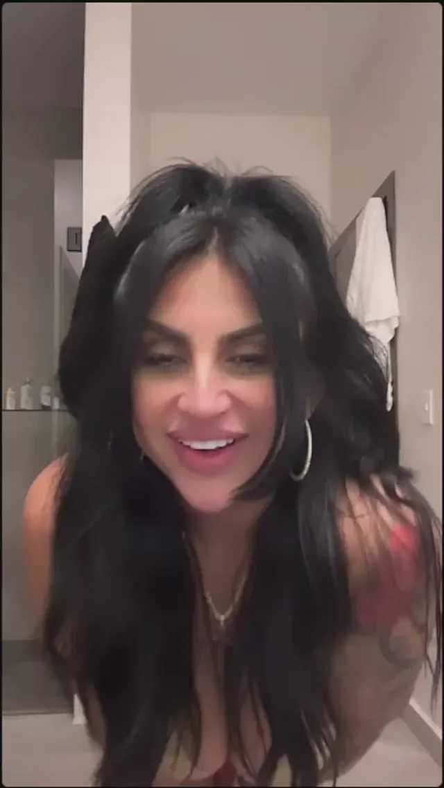 you will NOT believe when she turns around. God damn Latinas too sexy