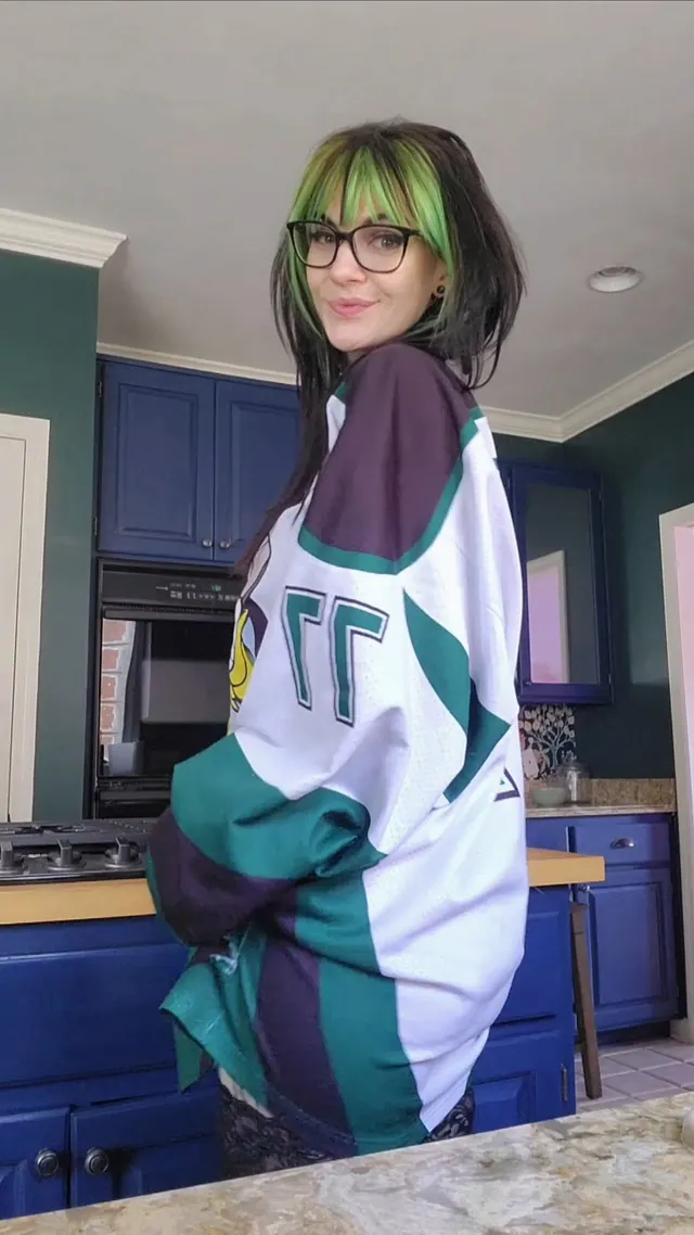 Just a goth girl that's a slut for pizza and hockey