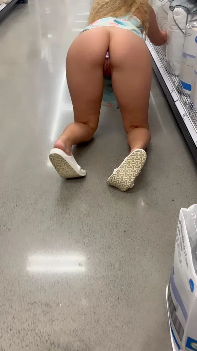 Bringing my new plug out with me got me so horny…