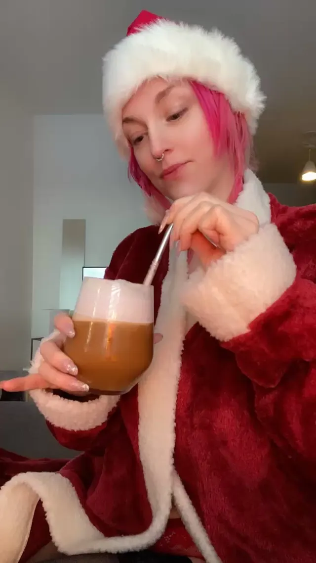 I think the neighbours just got a little extra treat this Christmas 👀