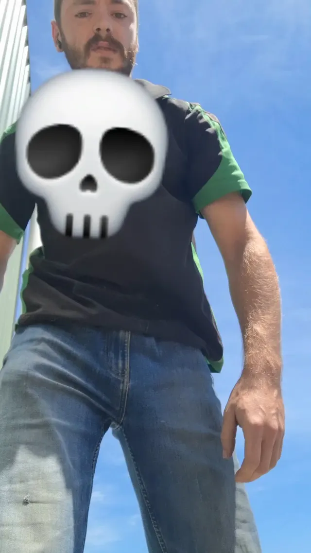 Cumming at work again, this time under the blistering sun