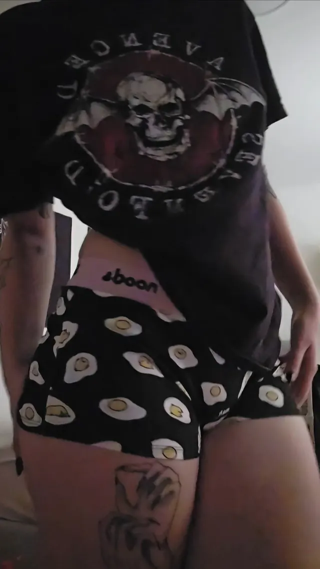 Tomboy u never knew u needed (to squeeze u between her thighs)