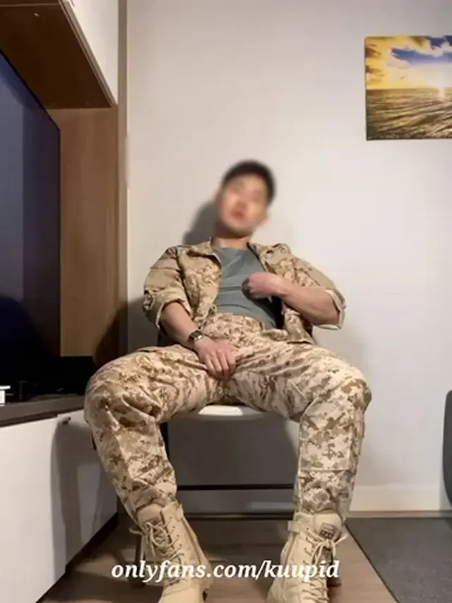 Sergeant, take your pants off! It’s an order!🪖😠