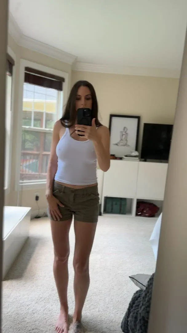 I’m just that average mom next door that want’s to show you my tits online and hope it makes your cock hard. Nothing crazy. (F40)