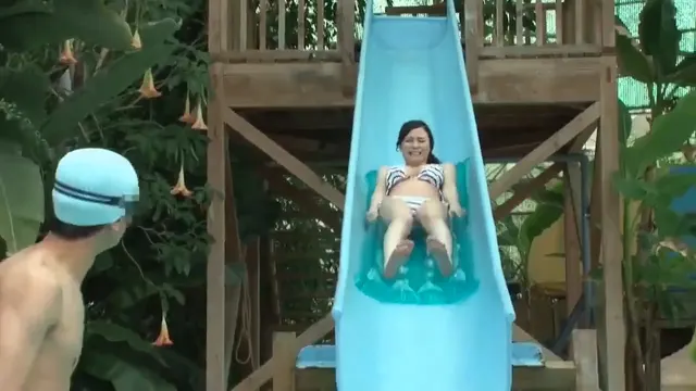 Guy gets lucky at the waterpark (Aimi Yoshikawa)