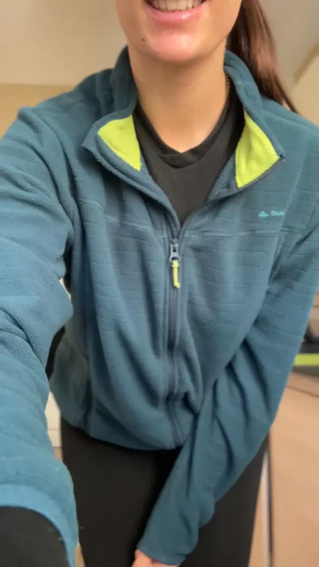 Simple outfit hides a sexy surprise 