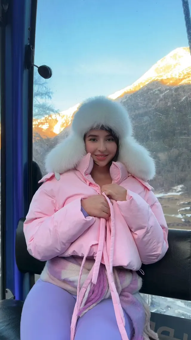 Revealing my tits on the elevator