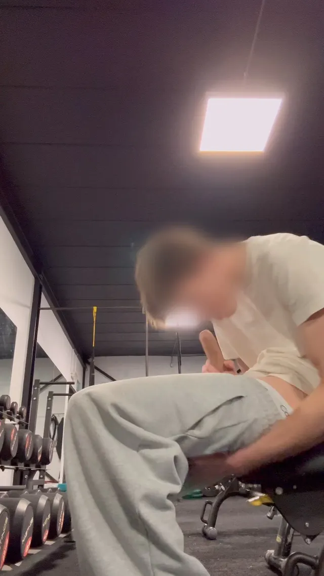 Selfsucking in the gym 💪