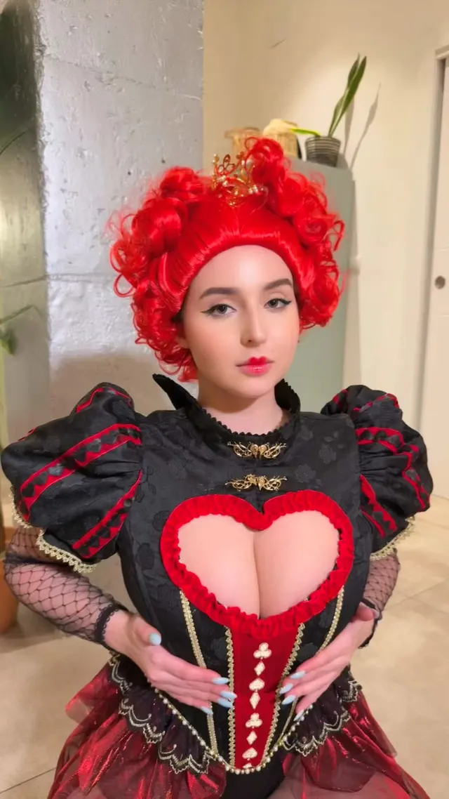 The Red Queen by Sunna_Crest