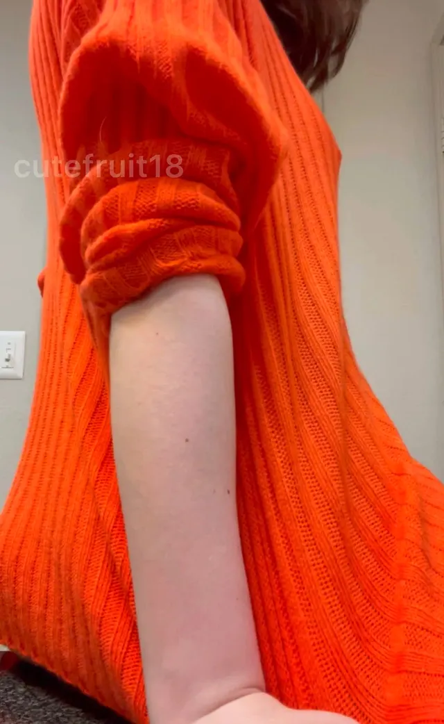 i'm hiding some buns under this sweater i want to show you (;