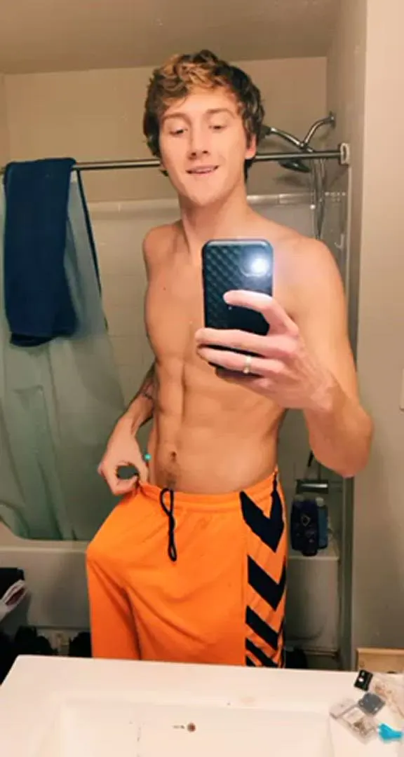 Quickie in the bathroom? 😜