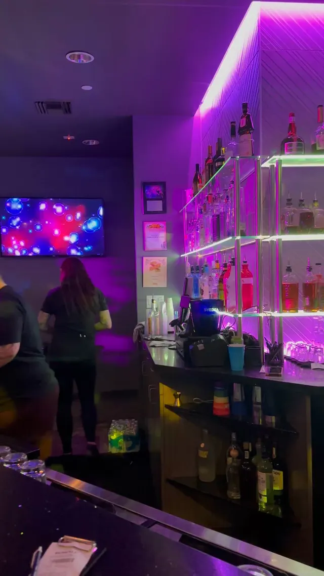 (36M) (OC) Get me a drink dude I don’t have my wallet on me.  I’ll get you back 😈