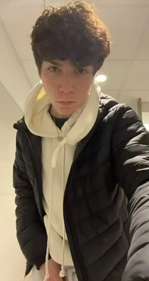 Let me fuck you like a pineapple 🍍