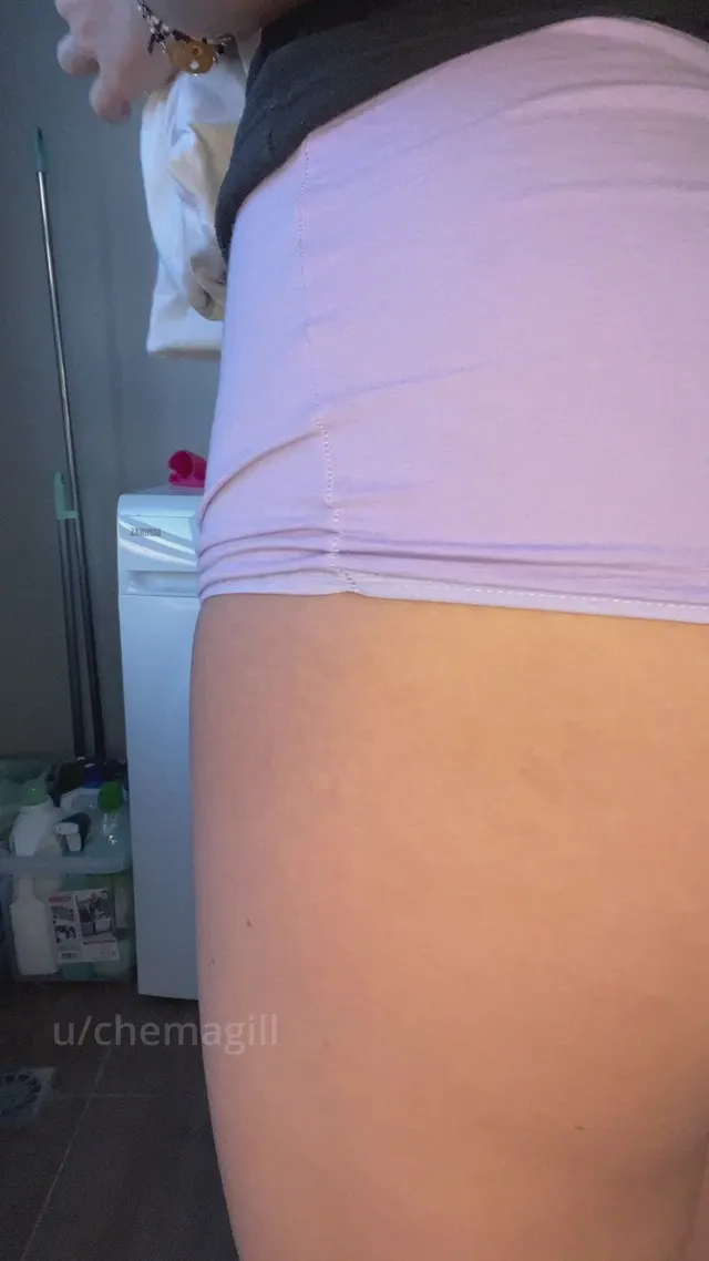 what do you think about the color, does it make my ass look big?