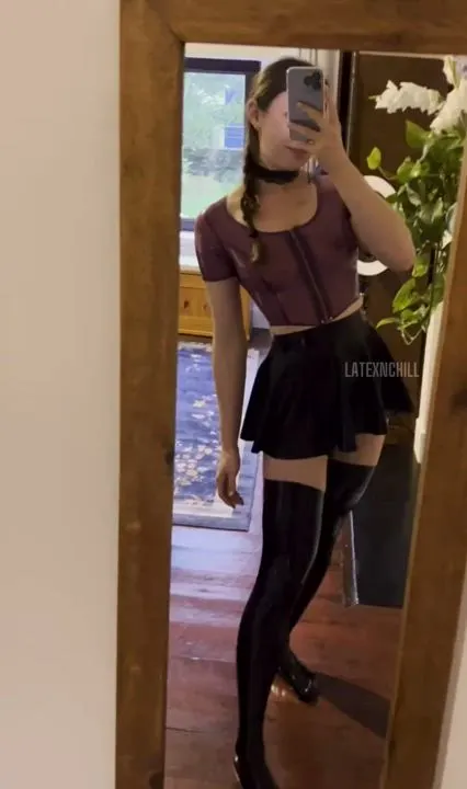 Best way to finish a latex outfit: a latex choker of course!