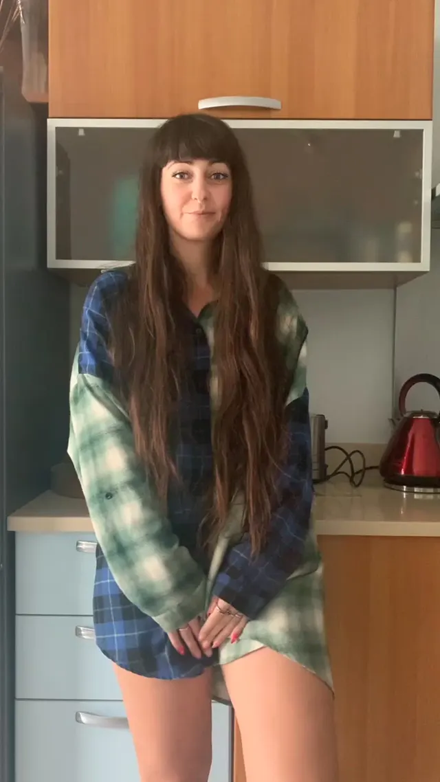 There’s a naked tall girl in your kitchen! Your move 😉 [f]